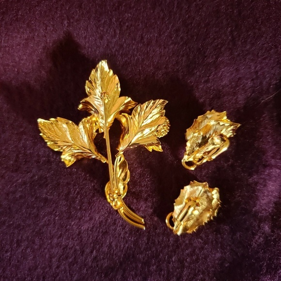 Vintage Mid Century Modern Goldtone Brooch and Earrings Set Thistle Oak Leaf - Picture 2 of 4
